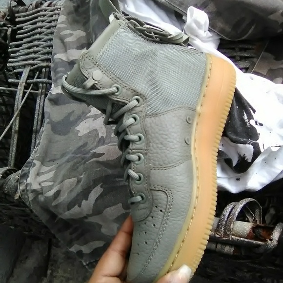 Nikes women's - Picture 2 of 2